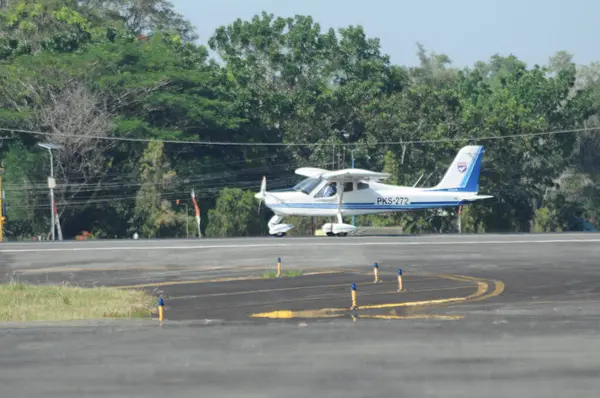 Hava kuvvetleri gösterisi akrobatik manevra ve havacılık sergisi düzenliyor. Hava gösterisi sırasında mavi bulutlu gökyüzünün askeri uçakları. 