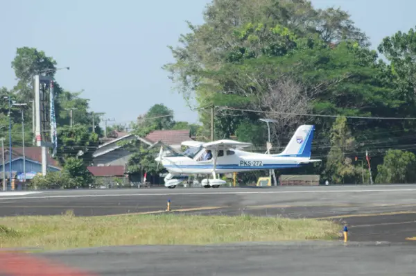 Hava kuvvetleri gösterisi akrobatik manevra ve havacılık sergisi düzenliyor. Hava gösterisi sırasında mavi bulutlu gökyüzünün askeri uçakları. 