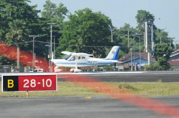 Hava kuvvetleri gösterisi akrobatik manevra ve havacılık sergisi düzenliyor. Hava gösterisi sırasında mavi bulutlu gökyüzünün askeri uçakları. 