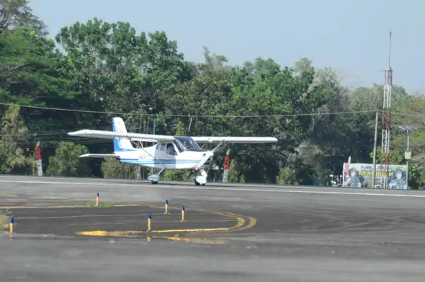 Hava kuvvetleri gösterisi akrobatik manevra ve havacılık sergisi düzenliyor. Hava gösterisi sırasında mavi bulutlu gökyüzünün askeri uçakları. 