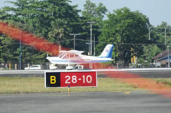 Hava kuvvetleri gösterisi akrobatik manevra ve havacılık sergisi düzenliyor. Hava gösterisi sırasında mavi bulutlu gökyüzünün askeri uçakları. 