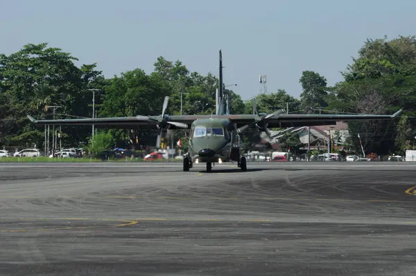 Hava kuvvetleri gösterisi akrobatik manevra ve havacılık sergisi düzenliyor. Hava gösterisi sırasında mavi bulutlu gökyüzünün askeri uçakları. 
