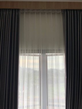 Modern bir evin içi, duvarında ahşap bir resim çerçevesi olan lüks bir otel odasının tasarımı. Şablon sanatıyla ev dekorasyonu.