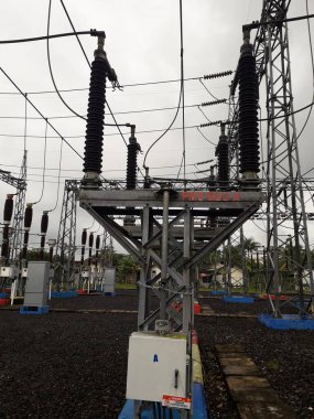 Yüksek voltajlı santralin bağlantısını kesiyorum. Elektrik şebekesinin enerji yalıtımı sağlayan kısımları kullanarak güvenli izolasyon sağlamak için kullanılan anahtar..