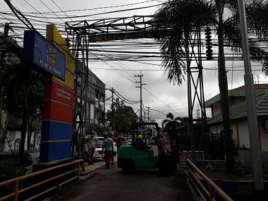 Yüksek voltajlı santralin bağlantısını kesiyorum. Elektrik şebekesinin enerji yalıtımı sağlayan kısımları kullanarak güvenli izolasyon sağlamak için kullanılan anahtar..