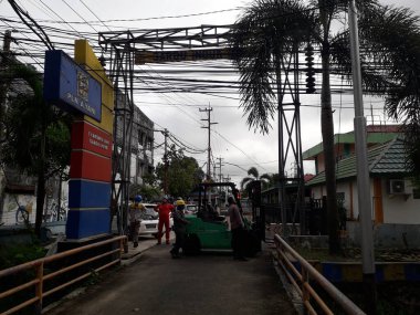 Yüksek voltajlı santralin bağlantısını kesiyorum. Elektrik şebekesinin enerji yalıtımı sağlayan kısımları kullanarak güvenli izolasyon sağlamak için kullanılan anahtar..