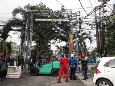 Yüksek voltajlı santralin bağlantısını kesiyorum. Elektrik şebekesinin enerji yalıtımı sağlayan kısımları kullanarak güvenli izolasyon sağlamak için kullanılan anahtar..