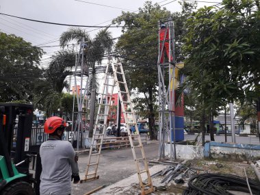 Yüksek voltajlı santralin bağlantısını kesiyorum. Elektrik şebekesinin enerji yalıtımı sağlayan kısımları kullanarak güvenli izolasyon sağlamak için kullanılan anahtar..