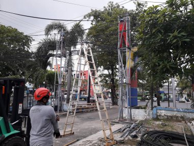 Yüksek voltajlı santralin bağlantısını kesiyorum. Elektrik şebekesinin enerji yalıtımı sağlayan kısımları kullanarak güvenli izolasyon sağlamak için kullanılan anahtar..