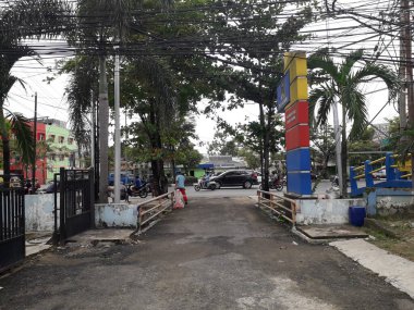 Yüksek voltajlı santralin bağlantısını kesiyorum. Elektrik şebekesinin enerji yalıtımı sağlayan kısımları kullanarak güvenli izolasyon sağlamak için kullanılan anahtar..