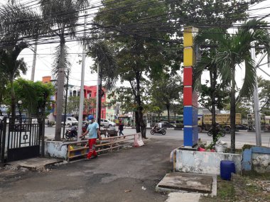 Yüksek voltajlı santralin bağlantısını kesiyorum. Elektrik şebekesinin enerji yalıtımı sağlayan kısımları kullanarak güvenli izolasyon sağlamak için kullanılan anahtar..