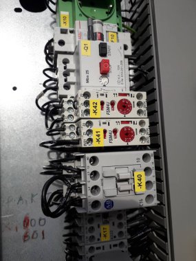 Yüksek voltajlı santralin bağlantısını kesiyorum. Elektrik şebekesinin enerji yalıtımı sağlayan kısımları kullanarak güvenli izolasyon sağlamak için kullanılan anahtar..