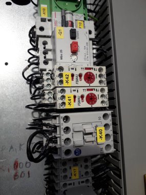 Yüksek voltajlı santralin bağlantısını kesiyorum. Elektrik şebekesinin enerji yalıtımı sağlayan kısımları kullanarak güvenli izolasyon sağlamak için kullanılan anahtar..