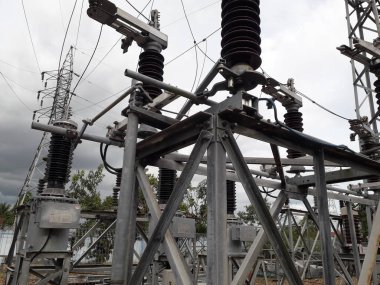 Yüksek voltajlı santralin bağlantısını kesiyorum. Elektrik şebekesinin enerji yalıtımı sağlayan kısımları kullanarak güvenli izolasyon sağlamak için kullanılan anahtar..