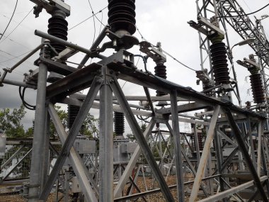 Yüksek voltajlı santralin bağlantısını kesiyorum. Elektrik şebekesinin enerji yalıtımı sağlayan kısımları kullanarak güvenli izolasyon sağlamak için kullanılan anahtar..