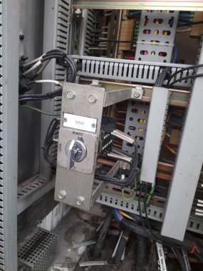 Yüksek voltajlı santralin bağlantısını kesiyorum. Elektrik şebekesinin enerji yalıtımı sağlayan kısımları kullanarak güvenli izolasyon sağlamak için kullanılan anahtar..