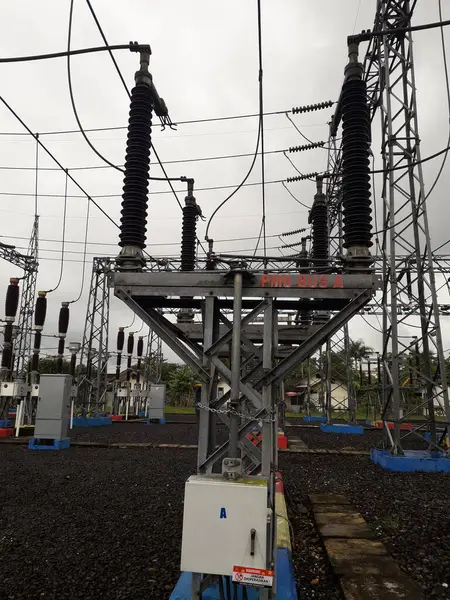 Yüksek voltajlı santralin bağlantısını kesiyorum. Elektrik şebekesinin enerji yalıtımı sağlayan kısımları kullanarak güvenli izolasyon sağlamak için kullanılan anahtar..