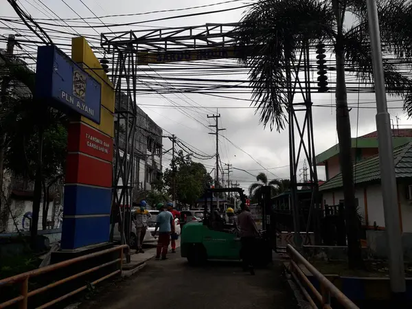 Yüksek voltajlı santralin bağlantısını kesiyorum. Elektrik şebekesinin enerji yalıtımı sağlayan kısımları kullanarak güvenli izolasyon sağlamak için kullanılan anahtar..