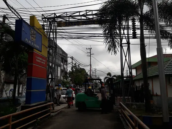 Yüksek voltajlı santralin bağlantısını kesiyorum. Elektrik şebekesinin enerji yalıtımı sağlayan kısımları kullanarak güvenli izolasyon sağlamak için kullanılan anahtar..