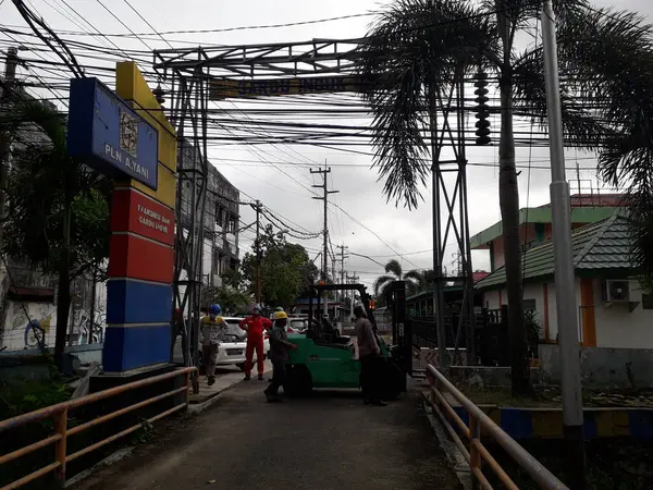 Yüksek voltajlı santralin bağlantısını kesiyorum. Elektrik şebekesinin enerji yalıtımı sağlayan kısımları kullanarak güvenli izolasyon sağlamak için kullanılan anahtar..