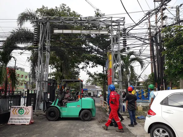 Yüksek voltajlı santralin bağlantısını kesiyorum. Elektrik şebekesinin enerji yalıtımı sağlayan kısımları kullanarak güvenli izolasyon sağlamak için kullanılan anahtar..