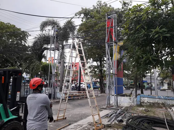 Yüksek voltajlı santralin bağlantısını kesiyorum. Elektrik şebekesinin enerji yalıtımı sağlayan kısımları kullanarak güvenli izolasyon sağlamak için kullanılan anahtar..