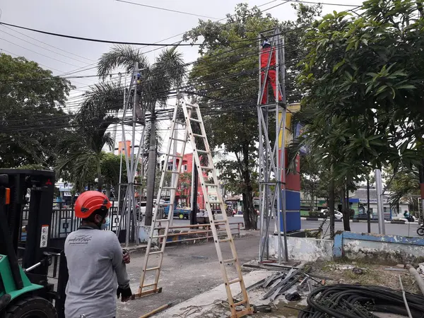 Yüksek voltajlı santralin bağlantısını kesiyorum. Elektrik şebekesinin enerji yalıtımı sağlayan kısımları kullanarak güvenli izolasyon sağlamak için kullanılan anahtar..