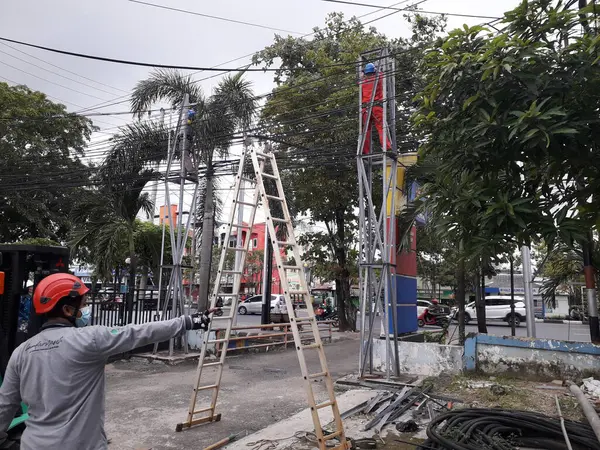 Yüksek voltajlı santralin bağlantısını kesiyorum. Elektrik şebekesinin enerji yalıtımı sağlayan kısımları kullanarak güvenli izolasyon sağlamak için kullanılan anahtar..