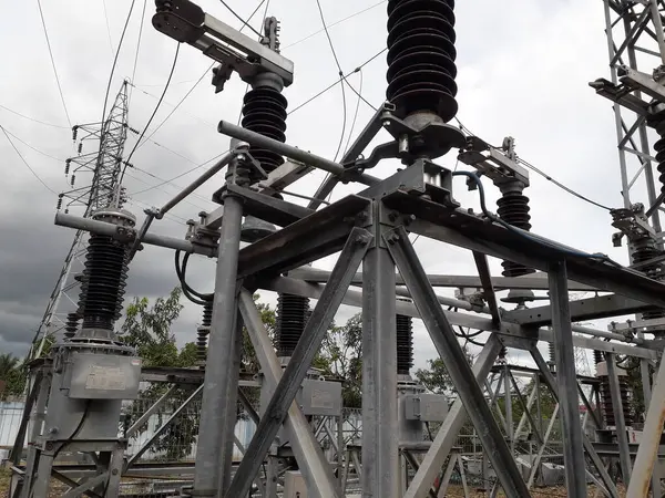 Yüksek voltajlı santralin bağlantısını kesiyorum. Elektrik şebekesinin enerji yalıtımı sağlayan kısımları kullanarak güvenli izolasyon sağlamak için kullanılan anahtar..