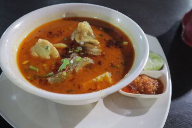 Nasi Kikil, özellikle Java 'da bulunan Endonezya mutfağından gellenmiştir ve genellikle Kikil ile pişirilen pirinç (Nasi)' den oluşur.