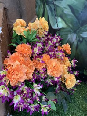 Karışık çiçek buketi konsepti. Birçok renkli düğün çiçekleri, sonbahar tropikal bahçesinden yapılmış parlak ve güzel sonbahar mobilyalarıyla süslenmiş.. 