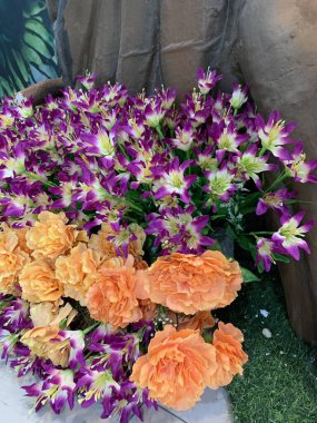 Karışık çiçek buketi konsepti. Birçok renkli düğün çiçekleri, sonbahar tropikal bahçesinden yapılmış parlak ve güzel sonbahar mobilyalarıyla süslenmiş.. 