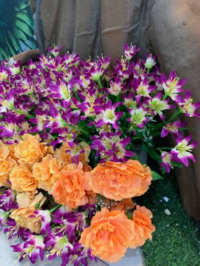 Karışık çiçek buketi konsepti. Birçok renkli düğün çiçekleri, sonbahar tropikal bahçesinden yapılmış parlak ve güzel sonbahar mobilyalarıyla süslenmiş.. 