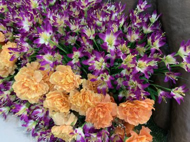 Karışık çiçek buketi konsepti. Birçok renkli düğün çiçekleri, sonbahar tropikal bahçesinden yapılmış parlak ve güzel sonbahar mobilyalarıyla süslenmiş.. 