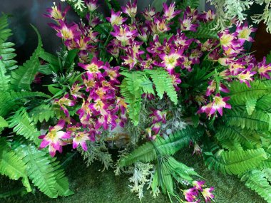 Karışık çiçek buketi konsepti. Birçok renkli düğün çiçekleri, sonbahar tropikal bahçesinden yapılmış parlak ve güzel sonbahar mobilyalarıyla süslenmiş.. 