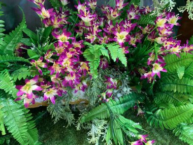 Karışık çiçek buketi konsepti. Birçok renkli düğün çiçekleri, sonbahar tropikal bahçesinden yapılmış parlak ve güzel sonbahar mobilyalarıyla süslenmiş.. 