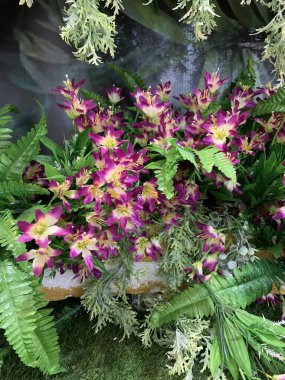 Karışık çiçek buketi konsepti. Birçok renkli düğün çiçekleri, sonbahar tropikal bahçesinden yapılmış parlak ve güzel sonbahar mobilyalarıyla süslenmiş.. 