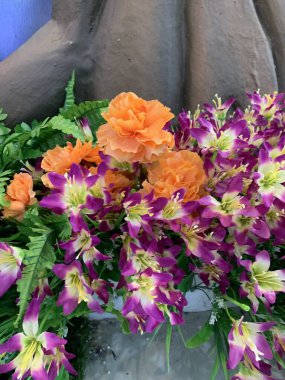 Karışık çiçek buketi konsepti. Birçok renkli düğün çiçekleri, sonbahar tropikal bahçesinden yapılmış parlak ve güzel sonbahar mobilyalarıyla süslenmiş.. 