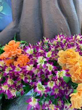 Karışık çiçek buketi konsepti. Birçok renkli düğün çiçekleri, sonbahar tropikal bahçesinden yapılmış parlak ve güzel sonbahar mobilyalarıyla süslenmiş.. 