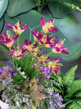 Karışık çiçek buketi konsepti. Birçok renkli düğün çiçekleri, sonbahar tropikal bahçesinden yapılmış parlak ve güzel sonbahar mobilyalarıyla süslenmiş.. 