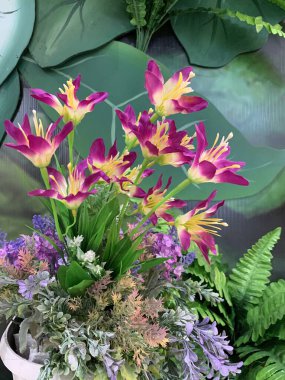 Karışık çiçek buketi konsepti. Birçok renkli düğün çiçekleri, sonbahar tropikal bahçesinden yapılmış parlak ve güzel sonbahar mobilyalarıyla süslenmiş.. 