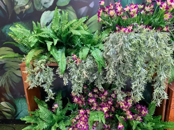 Karışık çiçek buketi konsepti. Birçok renkli düğün çiçekleri, sonbahar tropikal bahçesinden yapılmış parlak ve güzel sonbahar mobilyalarıyla süslenmiş.. 