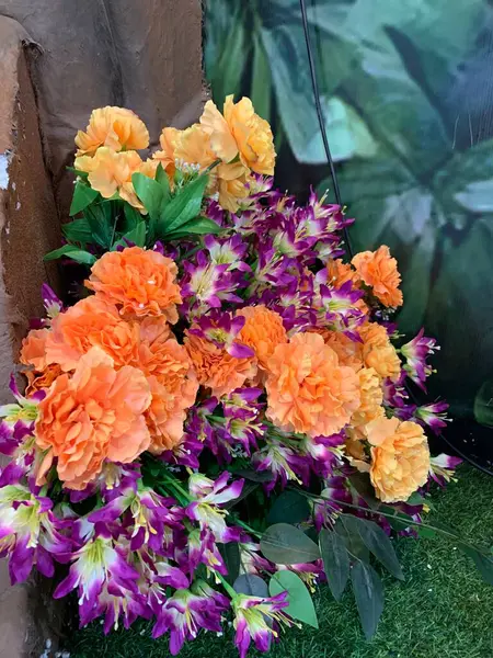 Karışık çiçek buketi konsepti. Birçok renkli düğün çiçekleri, sonbahar tropikal bahçesinden yapılmış parlak ve güzel sonbahar mobilyalarıyla süslenmiş.. 