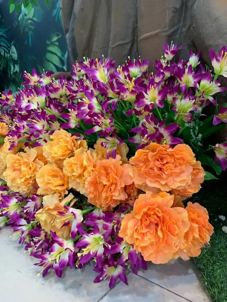 Karışık çiçek buketi konsepti. Birçok renkli düğün çiçekleri, sonbahar tropikal bahçesinden yapılmış parlak ve güzel sonbahar mobilyalarıyla süslenmiş.. 