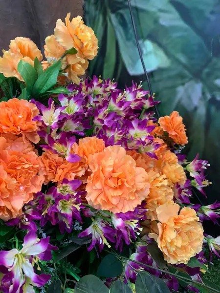 Karışık çiçek buketi konsepti. Birçok renkli düğün çiçekleri, sonbahar tropikal bahçesinden yapılmış parlak ve güzel sonbahar mobilyalarıyla süslenmiş.. 