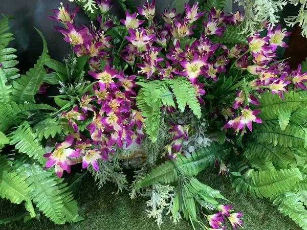 Karışık çiçek buketi konsepti. Birçok renkli düğün çiçekleri, sonbahar tropikal bahçesinden yapılmış parlak ve güzel sonbahar mobilyalarıyla süslenmiş.. 