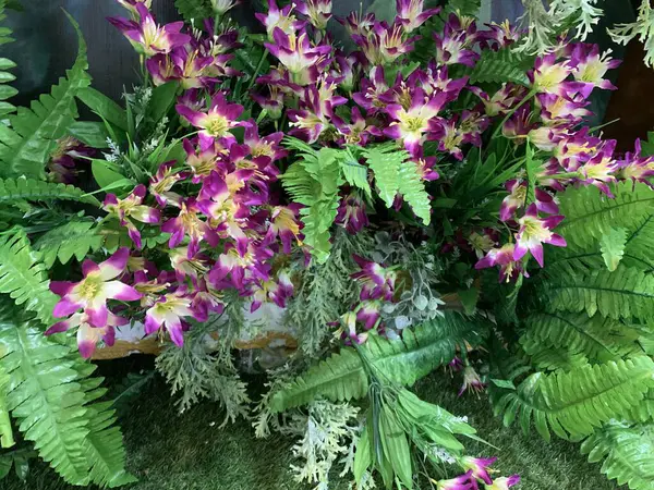 Karışık çiçek buketi konsepti. Birçok renkli düğün çiçekleri, sonbahar tropikal bahçesinden yapılmış parlak ve güzel sonbahar mobilyalarıyla süslenmiş.. 