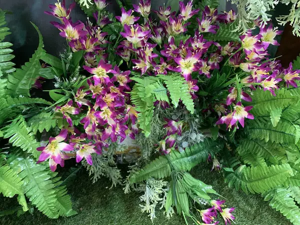 Karışık çiçek buketi konsepti. Birçok renkli düğün çiçekleri, sonbahar tropikal bahçesinden yapılmış parlak ve güzel sonbahar mobilyalarıyla süslenmiş.. 