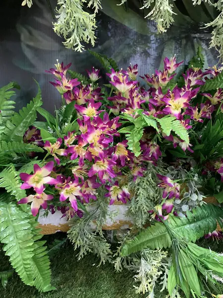 Karışık çiçek buketi konsepti. Birçok renkli düğün çiçekleri, sonbahar tropikal bahçesinden yapılmış parlak ve güzel sonbahar mobilyalarıyla süslenmiş.. 