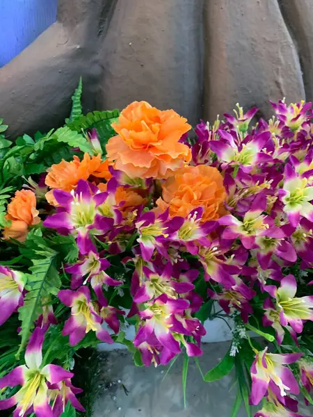 Karışık çiçek buketi konsepti. Birçok renkli düğün çiçekleri, sonbahar tropikal bahçesinden yapılmış parlak ve güzel sonbahar mobilyalarıyla süslenmiş.. 